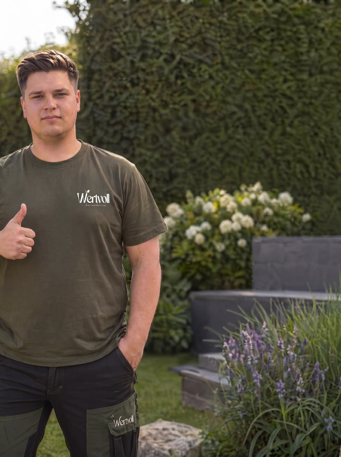Lukas Knaub von Wertvoll Gartenservice im Garten